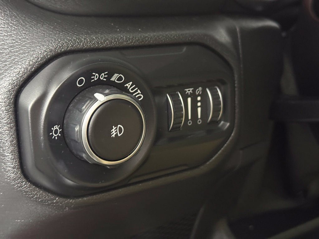 Used 2018 Jeep Wrangler Unlimited Sahara w/ Uconnect 4C Nav & Sound Group AWD/4WD image 18