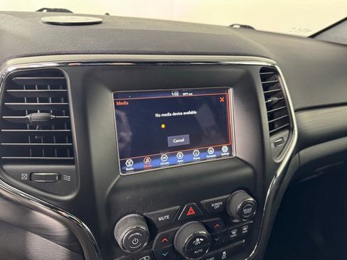 Used 2020 Jeep Grand Cherokee Laredo image 17