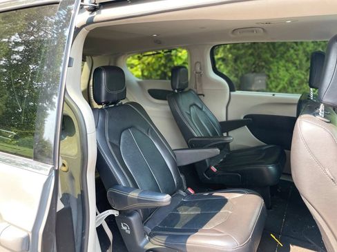 Used 2022 Chrysler Pacifica Touring-L FWD image 26