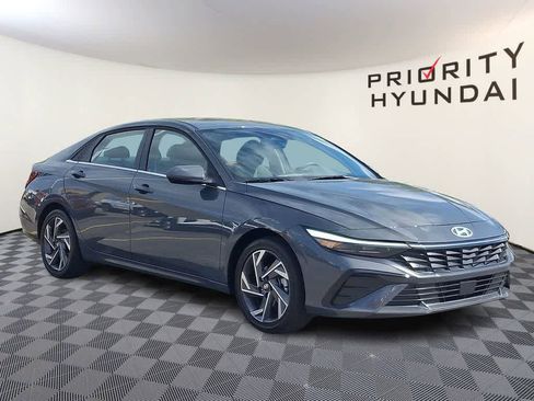 Used 2025 Hyundai Elantra SEL image 3