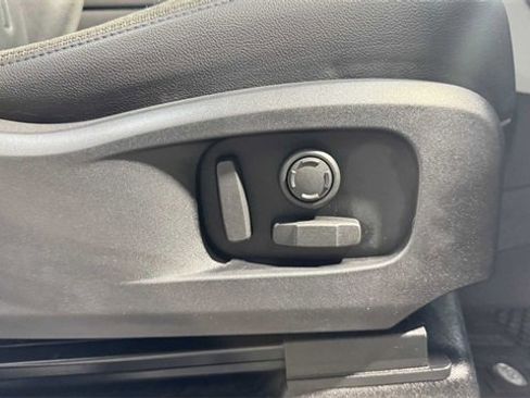 Used 2020 Land Rover Defender 110 SE image 15