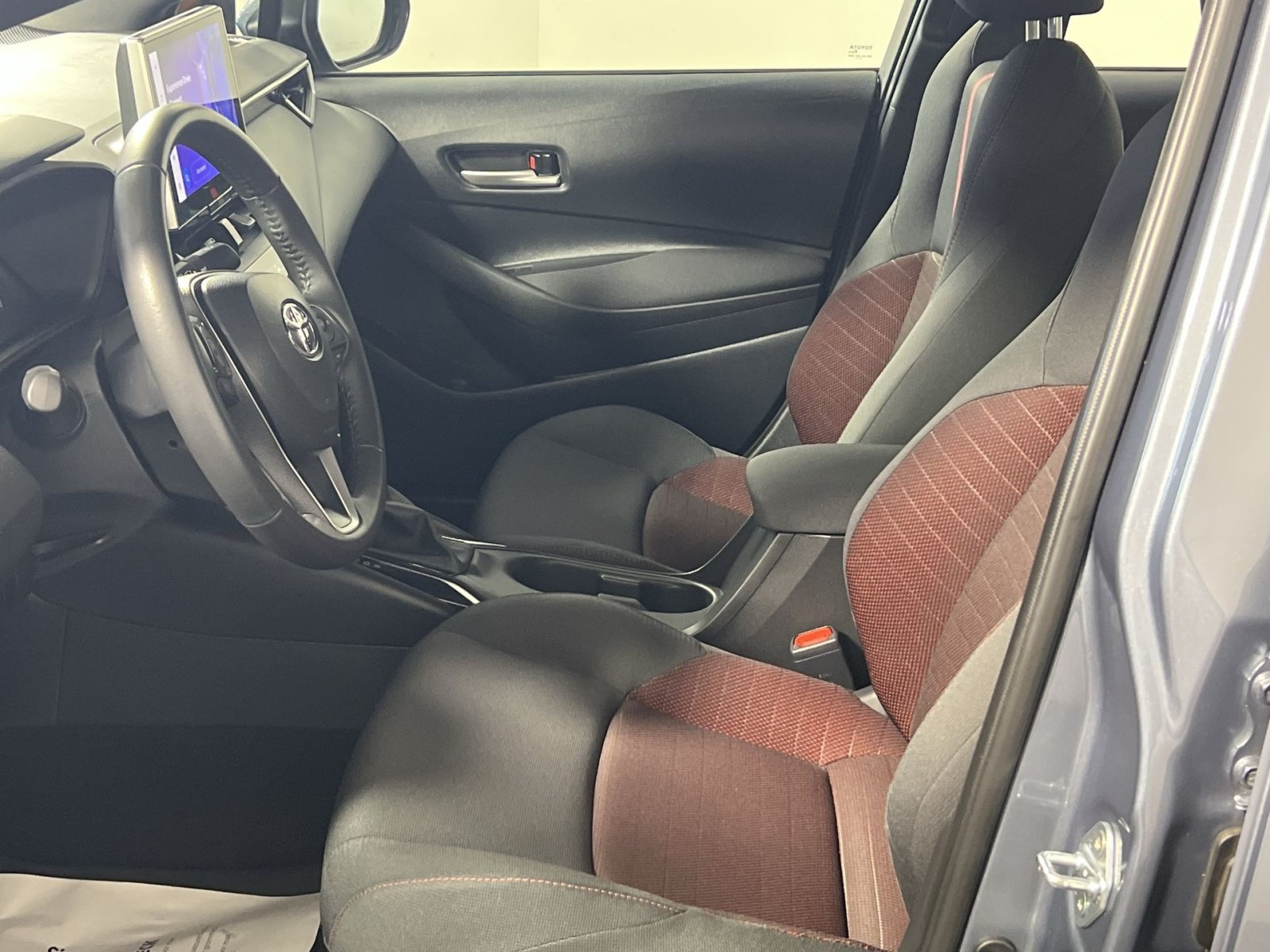 Used 2026 Toyota Corolla SE w/ SE Package FWD image 13