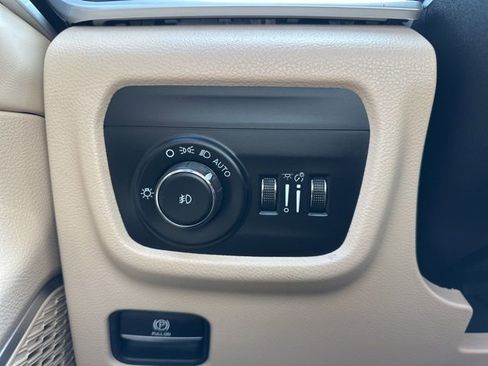 Used 2022 Jeep Grand Cherokee Limited image 30