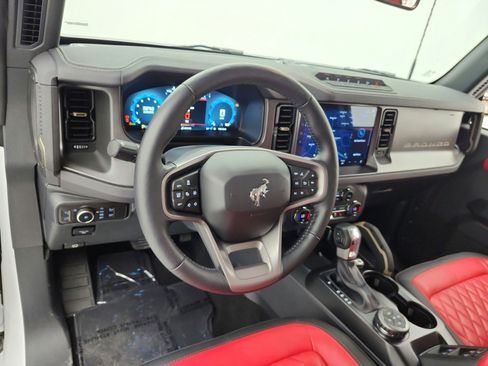 Used 2025 Ford Bronco Badlands image 9