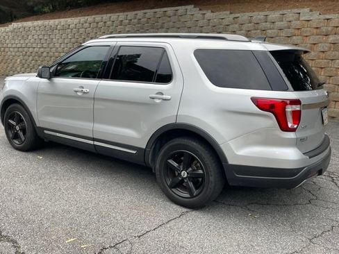 Used 2019 Ford Explorer XLT FWD image 6