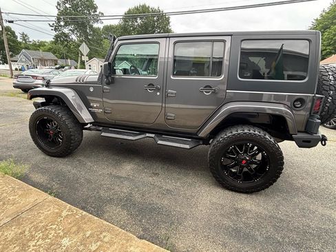Used 2017 Jeep Wrangler Unlimited Sahara w/ Dual Top Group AWD/4WD image 4