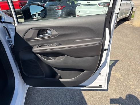 New 2027 Chrysler Pacifica Select FWD image 23