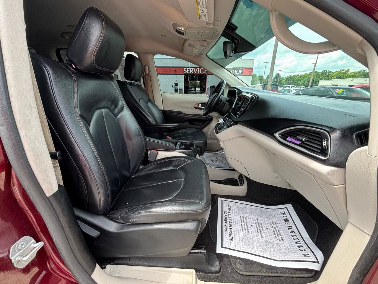 Used 2017 Chrysler Pacifica Touring-L w/ Tire & Wheel Group FWD image 10