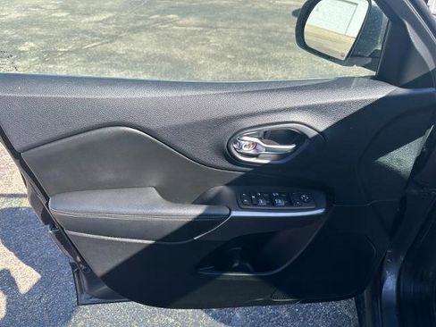 Used 2019 Jeep Cherokee Latitude Plus w/ Comfort/Convenience Group AWD/4WD image 15