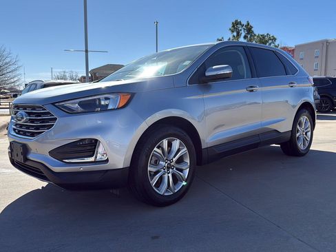 Used 2024 Ford Edge Titanium image 2