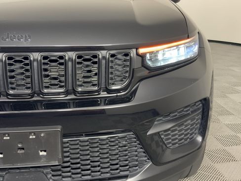 Used 2023 Jeep Grand Cherokee Altitude RWD image 12