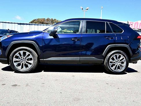 Used 2019 Toyota RAV4 XLE Premium w/ Carpet Mat Package FWD image 4