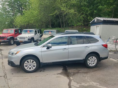 Used 2017 Subaru Outback 2.5i Premium AWD/4WD image 3