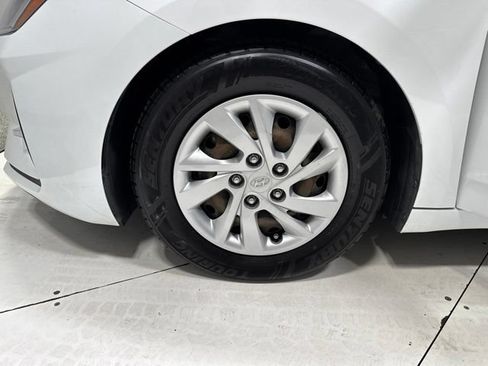 Used 2019 Hyundai Elantra SE w/ Cargo Package FWD image 5