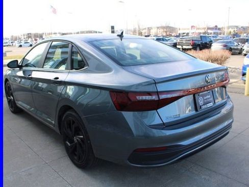 Used 2025 Volkswagen Jetta SE w/ Sunroof Package image 4