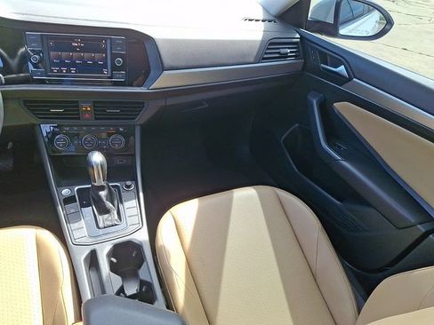 Used 2019 Volkswagen Jetta SE w/ Cold Weather Package FWD image 16
