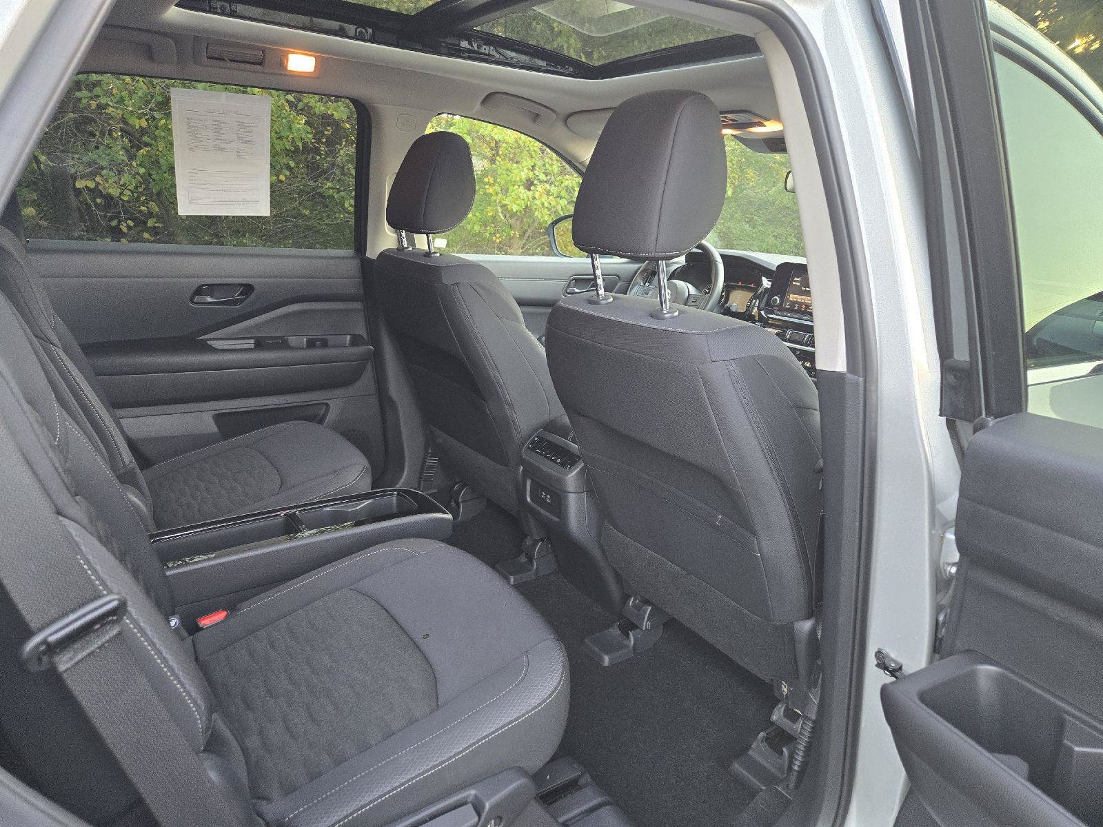 Used 2025 Nissan Pathfinder SV w/ SV Premium Package AWD/4WD image 28