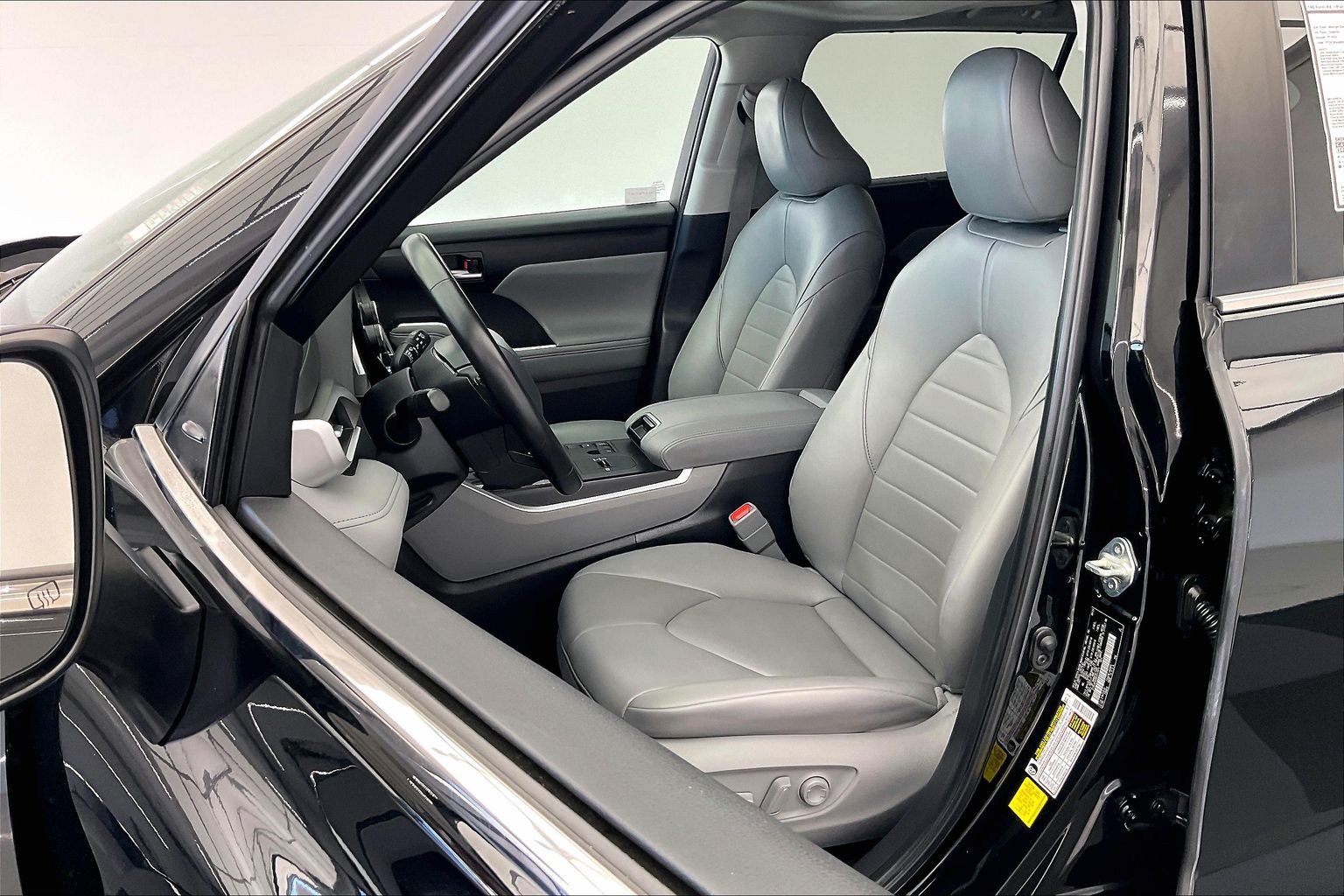 Used 2024 Toyota Highlander XLE FWD image 18