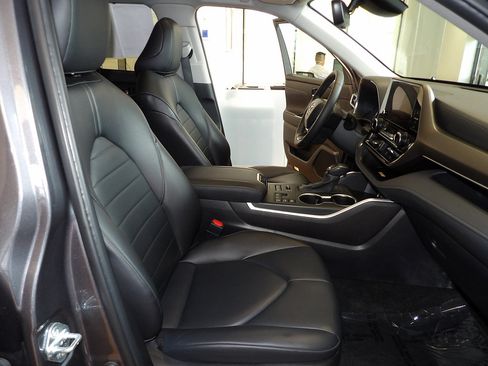 Used 2024 Toyota Highlander XLE AWD/4WD image 14