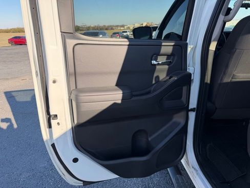 Used 2022 Nissan Frontier SV image 15