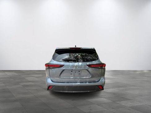 Used 2024 Toyota Highlander LE FWD image 5