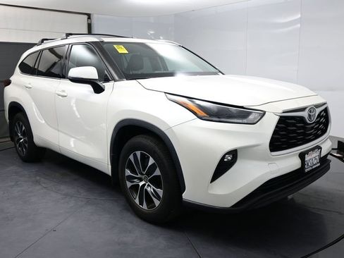 Used 2021 Toyota Highlander XLE FWD image 2