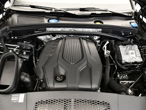 Certified 2025 Porsche Macan Turbo image 12