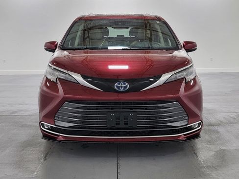 Used 2021 Toyota Sienna Limited FWD image 3