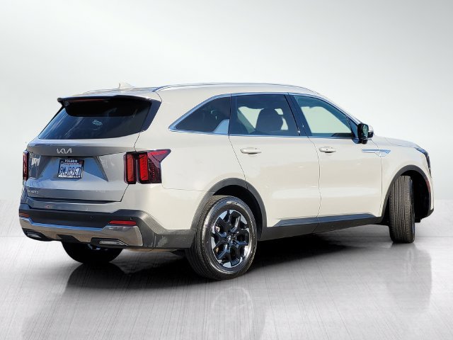 Used 2024 Kia Sorento S w/ Panoramic Sunroof Package FWD image 4