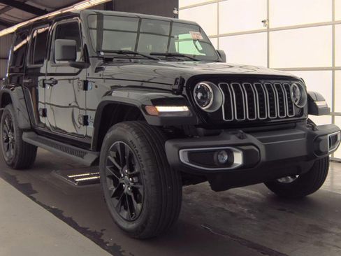 Used 2025 Jeep Wrangler Unlimited Sahara image 2