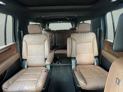 Used 2025 Chevrolet Suburban High Country AWD/4WD image 12