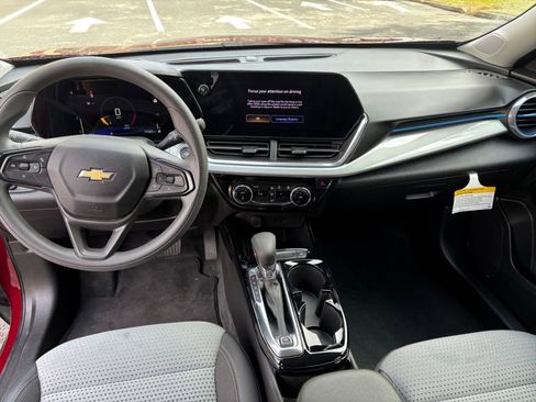 Used 2025 Chevrolet Trax LT image 27