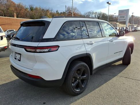 Used 2023 Jeep Grand Cherokee Limited w/ Luxury Tech Group II image 4