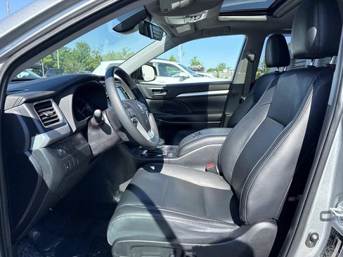 Used 2019 Toyota Highlander XLE AWD/4WD image 10