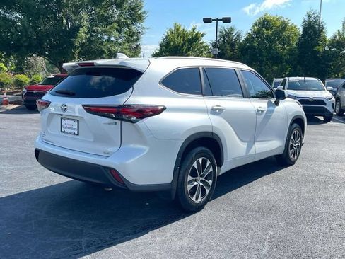 Used 2024 Toyota Highlander XLE AWD/4WD image 3