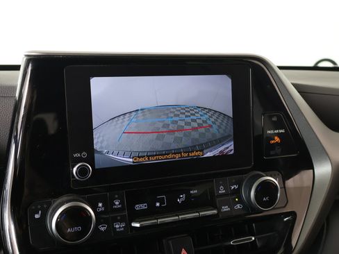 Used 2023 Toyota Highlander XLE FWD image 6
