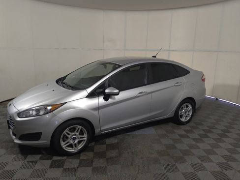 Used 2017 Ford Fiesta SE FWD image 2