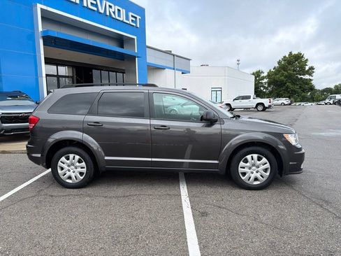 Used 2020 Dodge Journey SE w/ SE Popular Equipment Group FWD image 2