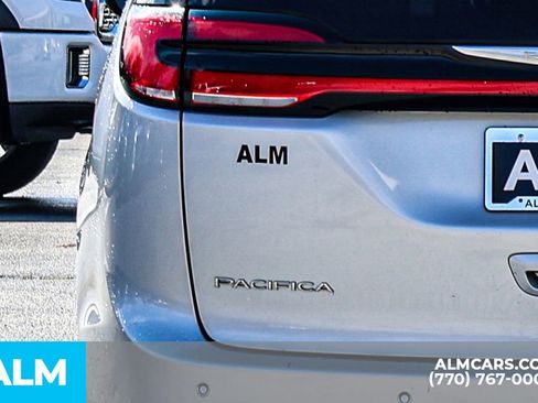 Used 2024 Chrysler Pacifica Touring-L image 13