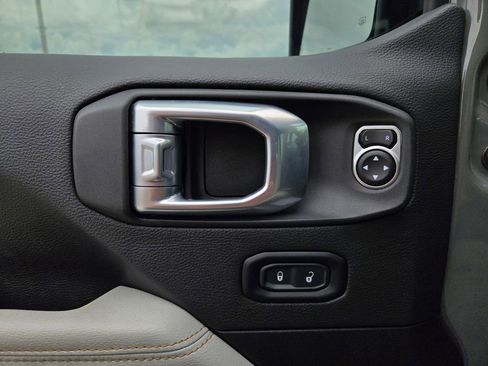 Used 2023 Jeep Wrangler Unlimited Sahara AWD/4WD image 14