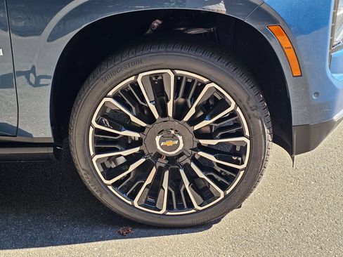 New 2026 Chevrolet Suburban High Country AWD/4WD image 9