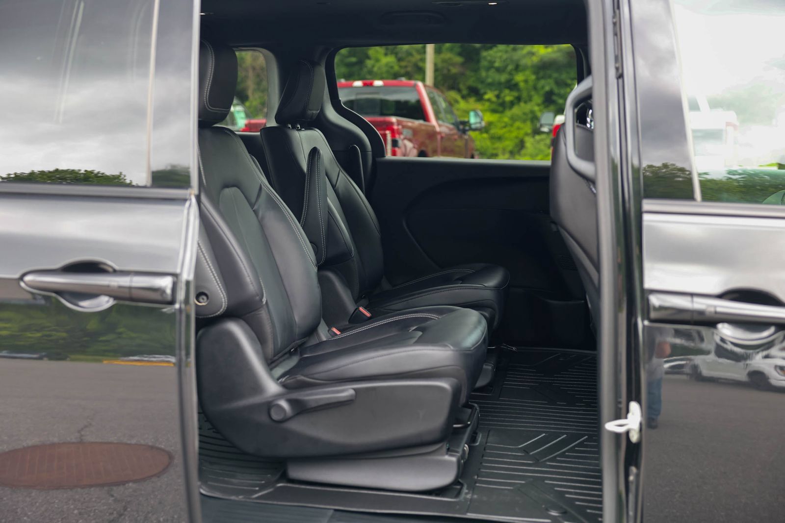 Used 2024 Chrysler Pacifica Limited FWD image 13