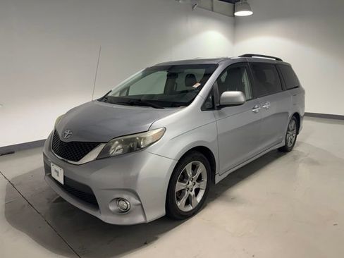Used 2013 Toyota Sienna SE FWD image 3