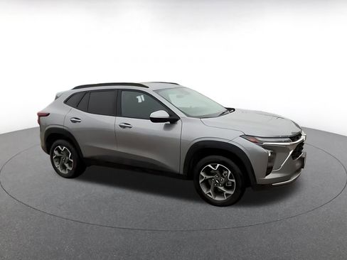 Used 2025 Chevrolet Trax LT image 2