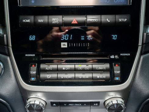 Used 2016 Toyota Land Cruiser image 21