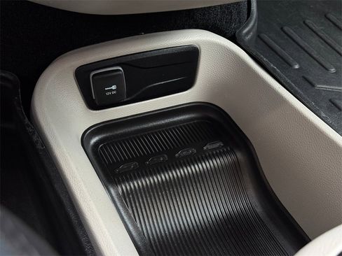 Used 2022 Chrysler Pacifica Touring-L w/ Uconnect Theater Family Group image 36