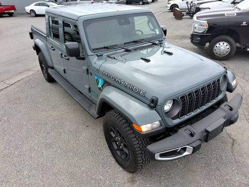 Certified 2025 Jeep Gladiator Sport AWD/4WD image 1