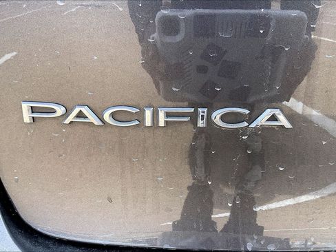 Used 2023 Chrysler Pacifica Touring-L image 7