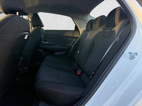 Used 2025 Hyundai Elantra SE image 15