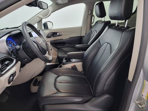 Used 2023 Chrysler Pacifica Touring-L FWD image 14